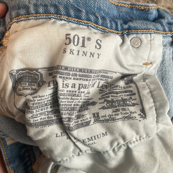 Levi Light Wash 501 Striaght cut skinny ish jeans - Picture 6 of 6